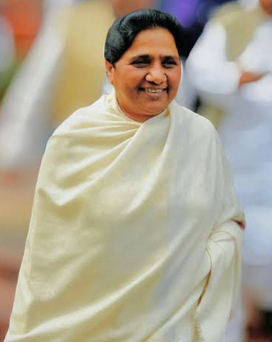 Serenity2601026's tweet photo. मायावती को उसके दुश्मन एक नफरत करने वाला वहशी दरिंदा बनाना चाहते हैं..जो अपनी पहचान लेके हमेशा नफ़रत में डूबे रहे..!!

मायावती अपने समाज को भविष्य देना चाहती थीं, एक रिप्रोग्राम, एक नया धर्म, लेकिन विपक्ष चाहता है कि दलित समाज अपने ज़ख़्मों को याद करता रहे और नफरत में उनके लिए इस्तेमाल होता रहे.. जातीय नफरत को बार बार भुनाना बहुत आसान खेल है..

बहनजी मोहब्बत से एक सुनहरा कल बनाना चाहती थी, उनकी सरकार के कामों में वो कोशिश दिखी भी, दलित उनकी सरकार में सबसे ज़्यादा खुश रहे, विपक्ष भी ये जानता है, लेकिन विपक्ष को उनसे नफरत करने का बहाना ढूंढना था..

मायावती ने ब्राह्मणों या मुसलमानों की खूब सुरक्षा की अपनी सरकारों में,विपक्ष इसी बात का ताना मारता है कि मायावती ब्राह्मण के हाथ बिक गई है..

क्या होता अगर मायावती अपनी सरकार में ब्राह्मणों को दंगों में जलवा देती, दलित बच्चों को एक वहशी दरिंदा बना देती..एक नेता के लिए ये करना बहुत संभव है जैसा भाजपा ने गुजरात में दलितों को दंगाई बनाया और कांग्रेस ने आदिवासियों को नक्सल..

मायावती पहली नेता हैं जिनको उनके मोहब्बती होने के नाते नफरत मिलते हैं, लोग उन्हें ताने देते हैं ब्राह्मण के हाथ बिक गई, अरे तो ब्राह्मण को जलवा देती तो तुम क्या उसकी आरती उतार देते???

मोहब्बत करने का सिला भी उन्हें नफरत ही मिला,
बस यही दास्तान-ए-मोहब्बत की दुकान है..

दलित होने की यही समस्या है,
आप मसीहा हो फिर भी आपको मसीहे वाली नक़ाब नहीं मिलेगी..ज्यादा डरावनी नकाब मिलेगी..!!