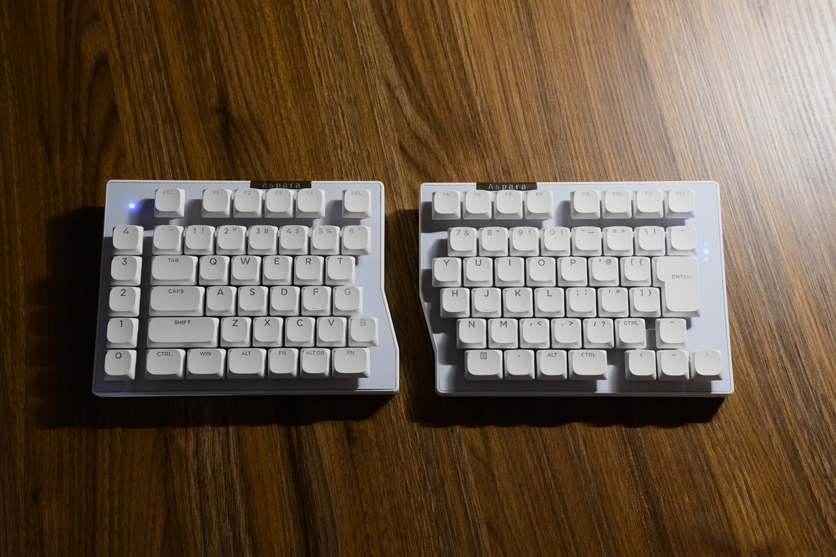 7_rate's tweet photo. #Aspara_flat 販売に向けて量産開始します。

主な特徴：
・アルミ筐体
・Gateron Low Profile 3.0
・JIS分割配列
・単4x2本駆動

位置づけとしては前作の #Aspara_kb のロープロかつ無線版としてのラインナップです。

自キー界隈の進化が激しく、量産数を決めかねているため反応あると助かります！ https://t.co/gdAIyAtdTq