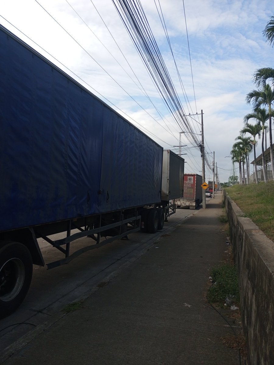 Luigi8a1's tweet photo. @ATM_Transito siguenlos robos  estos vehículos está en mal posición no deja ver la visión de esconden los pillos favor hacer algo por q igual vuelven están en un área no permitido para estacionar esos tipos de pesados al pie de cervecería nacional https://t.co/9yQY01BS5v