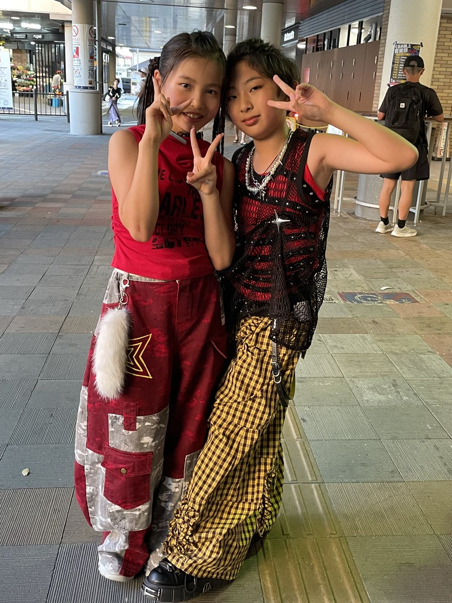 ryu_nosuke1022's tweet photo. 途中、暑さで呼吸が浅く、倒れるかと思ったけど
無事に「くるめ路上音楽祭」
30分フリーライブ歌い切ることが出来ました‼️💕✨
久留米と言えばチェカーズ✨
涙のリクエスト
盛り上がってくれて本当良かった🎤❣️
こんな暑い中応援に駆けつけてくれた皆様！！
龍之介コールで盛り上げて頂き感謝です🥲 https://t.co/A2rWdnfLLO