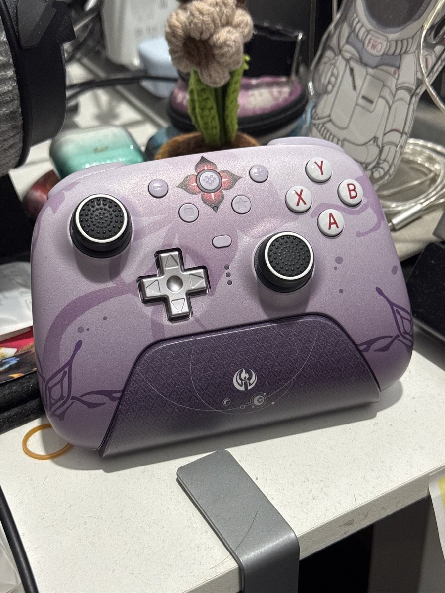 iZ3C0LD72F's tweet photo. @XBOX Make a proper collab edition instead of a colour palette mashup then we talk.

*8bitdo Ultimate 2 x HSR Evernight https://t.co/hCF7N5tSH1