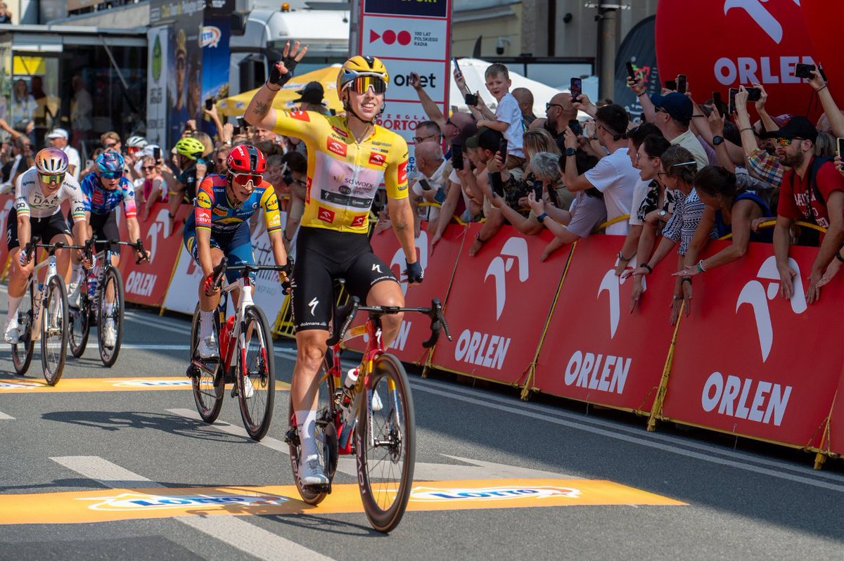 WiebesFan's tweet photo. Hattrick-Queen Lorena Wiebes 👑✨

#TourdePologneWomen https://t.co/7tHUl00R4c