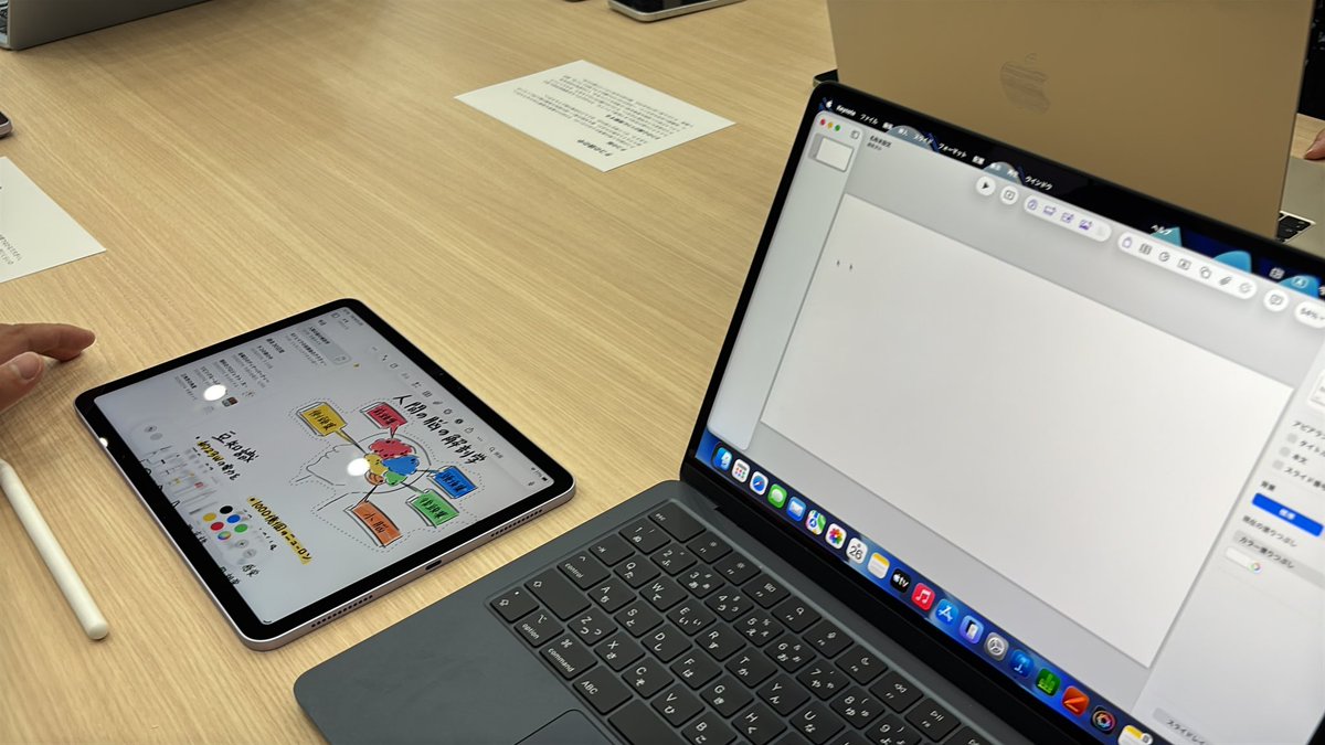 gadge_riva0504's tweet photo. 【Apple Storeレポート　#2】
近畿大学出張ブースより

今回のイベントで使われていた木材のディスプレイテーブルですが照明の関係か、直営店に置かれているものと素材が違うように感じました。照明の関係なのかも知れないけど。

と、@Apple___Sora さんに初めてお会いしてそんな話をしてました
#ASR https://t.co/1WccF0rLQm