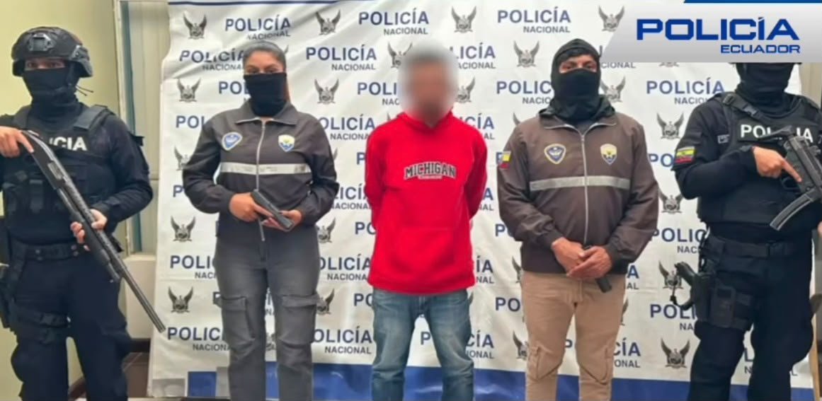 xbermudezlec's tweet photo. En el sector El Arenal, ejecutamos el operativo interinstitucional #Pandora, una intervención preventiva e investigativa orientada a combatir el microtráfico, recuperar bienes reportados como robados y fortalecer el control en espacios públicos y establecimientos.

Como resultado de esta acción se logró:
✅ 2 detenidos con boletas de captura vigentes.
✅ 1 aprehendido por presunto tráfico ilícito de sustancias sujetas a fiscalización.
✅ Más de 5.000 dosis de cocaína decomisadas.
✅ 1 vehículo y 1 motocicleta recuperados.
✅ 1 vehículo aprehendido.
✅ Clausura de establecimientos que no contaban con permisos de funcionamiento.

Continuaremos ejecutando operativos coordinados para enfrentar la delincuencia y garantizar la seguridad de la ciudadanía.