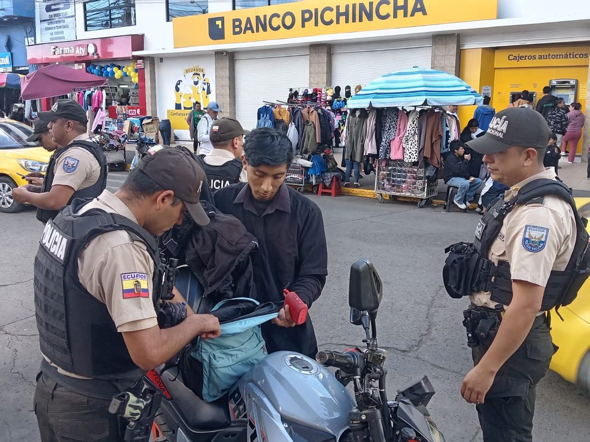 xbermudezlec's tweet photo. En el sector El Arenal, ejecutamos el operativo interinstitucional #Pandora, una intervención preventiva e investigativa orientada a combatir el microtráfico, recuperar bienes reportados como robados y fortalecer el control en espacios públicos y establecimientos.

Como resultado de esta acción se logró:
✅ 2 detenidos con boletas de captura vigentes.
✅ 1 aprehendido por presunto tráfico ilícito de sustancias sujetas a fiscalización.
✅ Más de 5.000 dosis de cocaína decomisadas.
✅ 1 vehículo y 1 motocicleta recuperados.
✅ 1 vehículo aprehendido.
✅ Clausura de establecimientos que no contaban con permisos de funcionamiento.

Continuaremos ejecutando operativos coordinados para enfrentar la delincuencia y garantizar la seguridad de la ciudadanía.