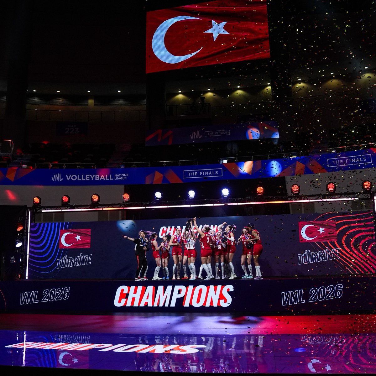 bosunatiklama's tweet photo. Tarkan: "Mutluluktan ağlattınız beni kızlar. 

Muhteşemsiniz, yine göğsümüzü kabarttınız." https://t.co/nfhSggnsEV