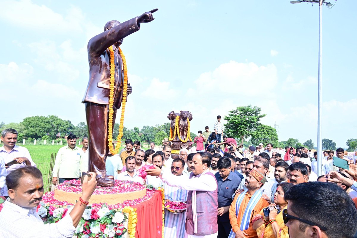 kpmaurya1's tweet photo. सोरांव विधानसभा, प्रयागराज के ग्राम पुरुषोत्तमपुर उर्फ गारापुर स्थित अमृत सरोवर परिसर में भारत की समृद्ध सांस्कृतिक विरासत, राष्ट्रगौरव एवं सभ्यतागत चेतना के प्रतीक तथागत भगवान बुद्ध जी, भगवान परशुराम जी, ‘वीर शिरोमणि’ महाराणा प्रताप जी, चक्रवर्ती सम्राट अशोक महान की विरासत व भारत के राजचिह्न अशोक स्तंभ, ‘भारत रत्न’ बाबासाहेब डॉ. भीमराव अम्बेडकर जी, ‘लौहपुरुष’ ‘भारत रत्न’ सरदार वल्लभभाई पटेल जी, स्वतंत्रता संग्राम सेनानियों एवं अमर शहीदों की स्मारिका व प्रतिमाओं का अनावरण किया। साथ ही, ‘एक पेड़ माँ के नाम’ अभियान के अंतर्गत पौधारोपण किया।

भारत की सांस्कृतिक चेतना, राष्ट्रगौरव, सामाजिक समरसता और राष्ट्रनिर्माण के शाश्वत मूल्यों को अपने जीवन से आलोकित करने वाली सभी महान विभूतियों को कोटिशः नमन!