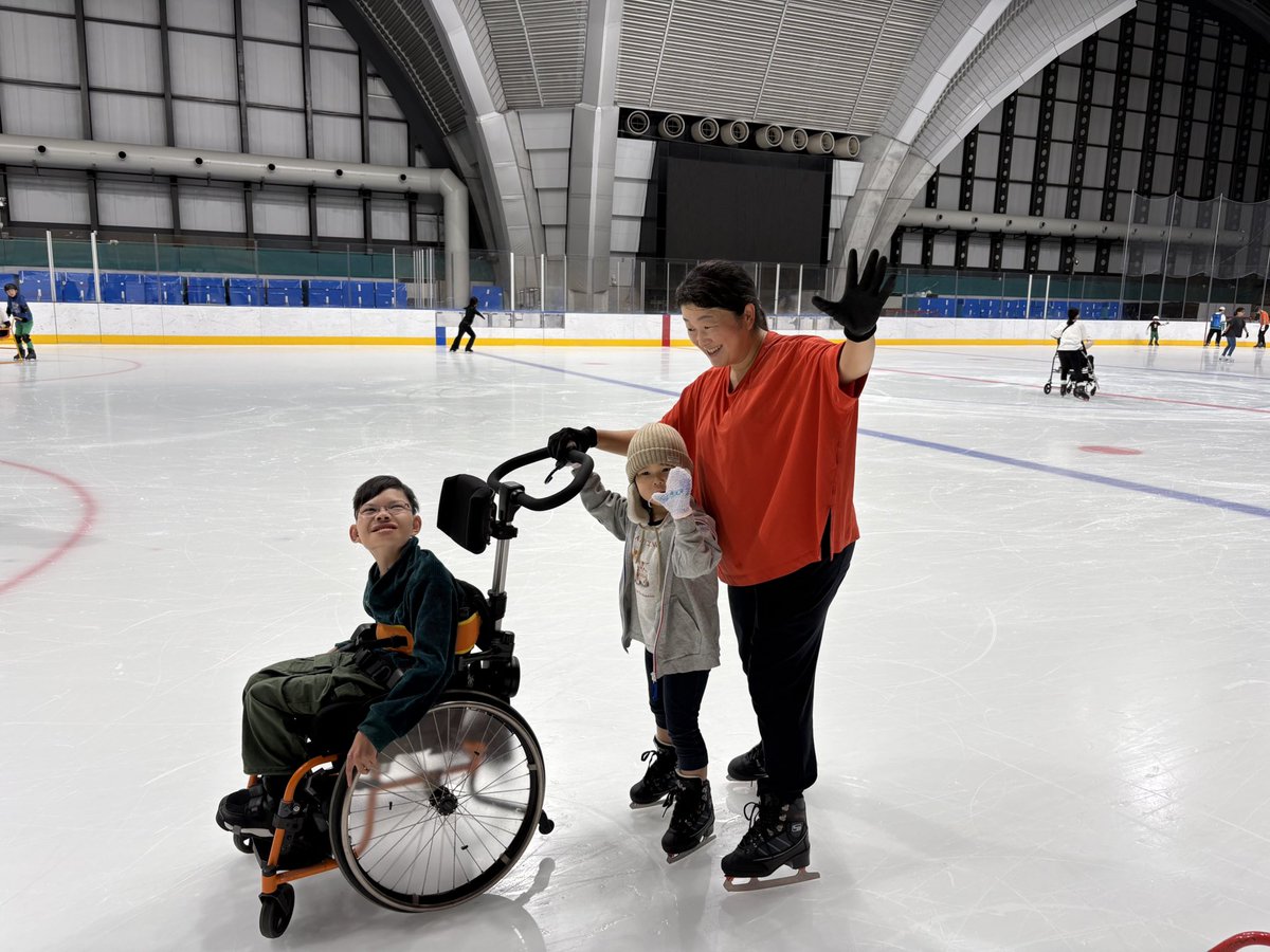 rin975s's tweet photo. パラスケートフェスタに参加してきた⛸️ コウタは人生初スケート✨
灼熱真夏でもヒンヤリのスケート場は気持ちいい😆
ワカナとコウタが一緒に滑れるなんて思わなかった

恐竜と滑ったり、オリィさんと滑れたり、本田選手の演技を観れたり✨
最高の1日でした💓
ステキな機会をありがとうございました😆 https://t.co/sY6a66H9ZT