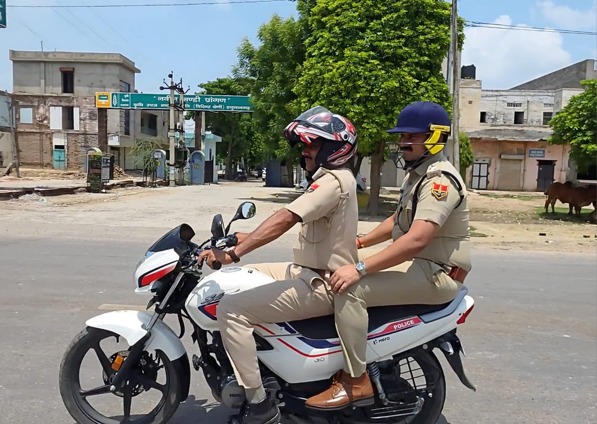 news21national's tweet photo. हनुमानगढ़ में नशे पर पुलिस का बड़ा एक्शन, SP बी. आदित्य बाइक से पहुंचे हॉटस्पॉट क्षेत्रों में
#Hanumangarh #RajasthanPolice #SafeCity #DrugFreeRajasthan #AntiDrugCampaign #SPBAditya #PoliceAction #CrimeNews #News21 @PoliceRajasthan @RajPoliceHelp @HmghPolice https://t.co/pCUjwZ0wRX