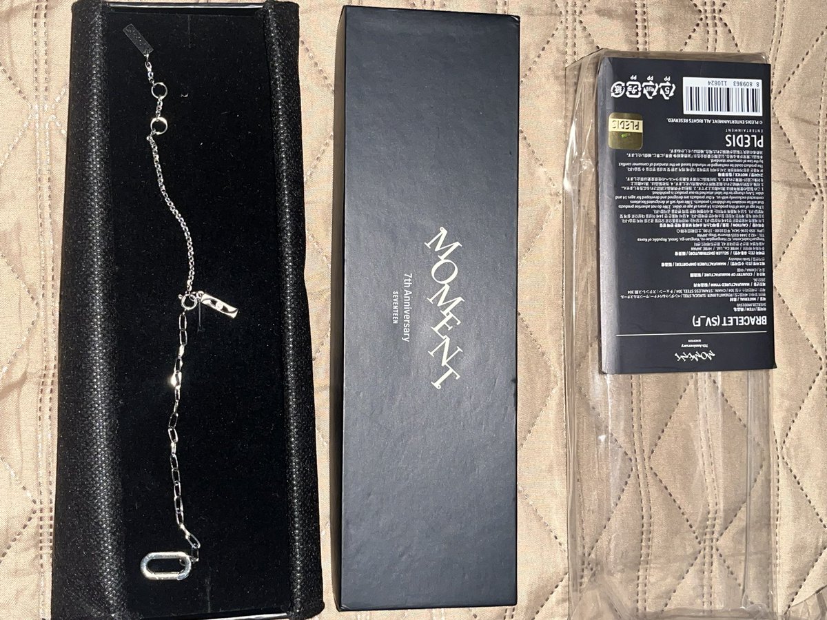 shuabanggi's tweet photo. Items:
* MOMENT bracelet - ₱2800 https://t.co/oUNkT1r3kG