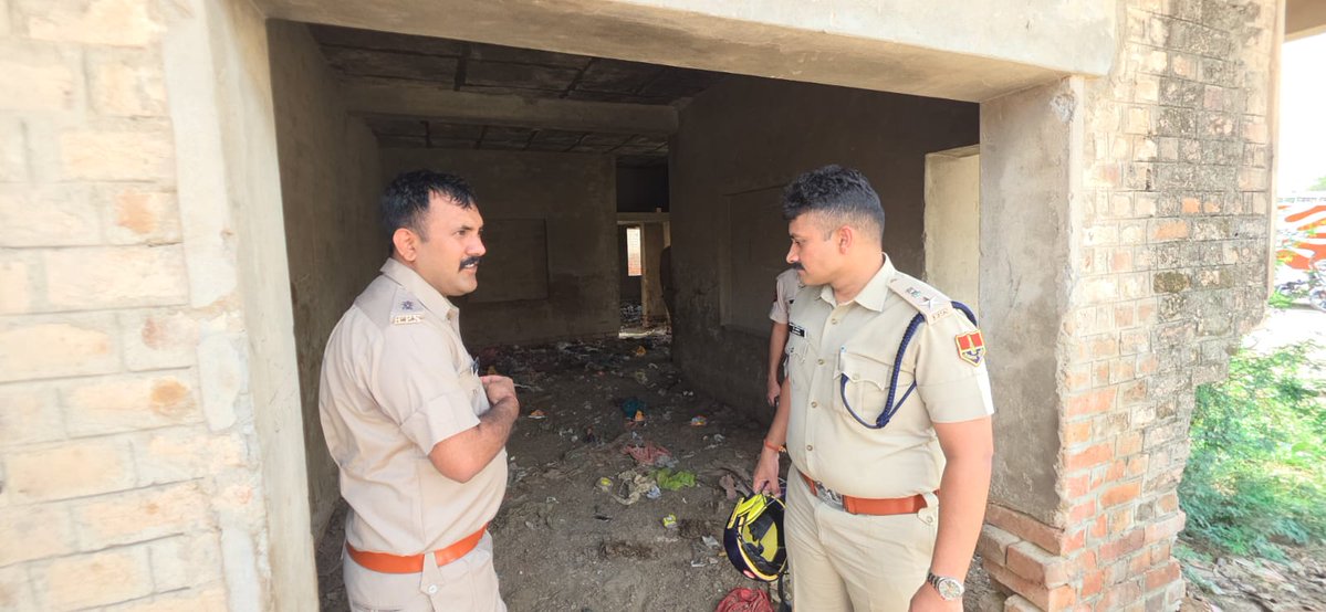 news21national's tweet photo. हनुमानगढ़ में नशे पर पुलिस का बड़ा एक्शन, SP बी. आदित्य बाइक से पहुंचे हॉटस्पॉट क्षेत्रों में
#Hanumangarh #RajasthanPolice #SafeCity #DrugFreeRajasthan #AntiDrugCampaign #SPBAditya #PoliceAction #CrimeNews #News21 @PoliceRajasthan @RajPoliceHelp @HmghPolice https://t.co/pCUjwZ0wRX