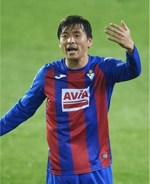 samurai_sbcom's tweet photo. 守田英正や前田大然のプレミア完全移籍を見ると、どっちなんだろうって思う。

👉日本のサッカーがレベル上がってるのか

👉日本人の存在が世界にバレただけなのか

今なら本田圭佑や乾貴士がピークの時代でもプレミア移籍決めてたのかな。
単純にその当時は🇮🇹セリエや🇪🇸ラリーガの方が海外移籍の花形だったのか。