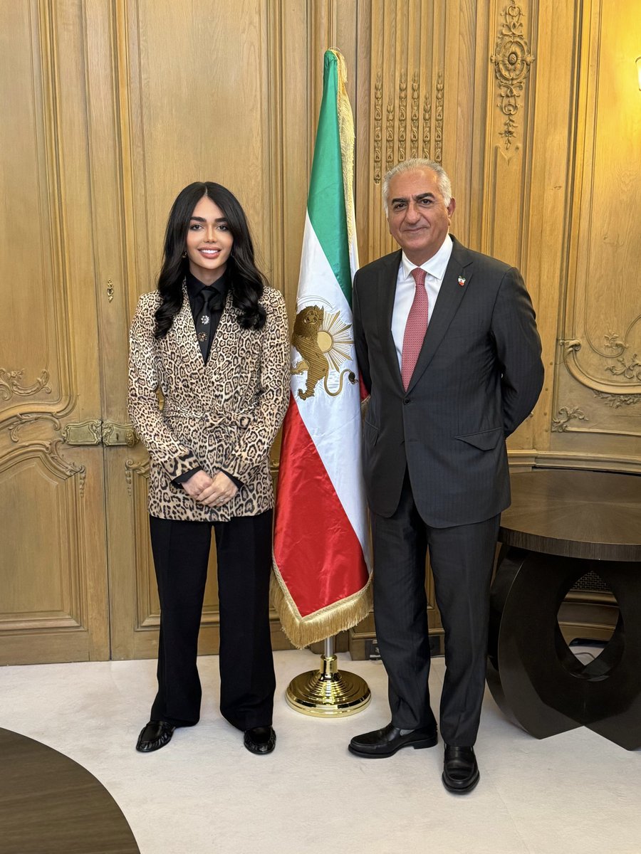 ManaMandegar's tweet photo. در دیدار با شاهزاده رضا پهلوی و تیم ایشان از مطالبات و دغدغه های جامعه ال جی بی تی ایرانی گفتیم.

از اهمیت اصول یوگیاکارتا گفتم؛ همان اصولی که سال‌هاست در دنیا راهنمای عمل برای حفظ کرامت و حقوق افراد ال‌ جی بی تی هستند. باور دارم قانون اساسی و نظام حقوقی ایران فردا باید با همین استاندارد جهانی همسو باشد، نه عقب‌تر از آن.
گفتیم از قوانینی که سال‌هاست جان و امنیت ما را تهدید کرده ، از نیاز به دیده‌شدن در متن آینده‌ی ایران، از اینکه عدالت انتقالی بدون شنیدن روایت قربانیان خشونت بر پایه هویت جنسی و گرایش جنسی، ناقص خواهد ماند .
می‌دانم مسیر تا برابری کامل، طولانی و پرفراز‌و‌نشیب است. اما باور دارم گفت‌وگو، حتی اگر کوچک به‌نظر برسد، سنگ‌بنای تغییر است. ایران فردا باید ایرانی باشد که هیچ فرزندش برای بودنِ خودش مجبور به پنهان‌شدن، ترس یا مهاجرت نباشد.

سپاسگزارم از فرصتی که برای شنیدن گذاشته شد، و باور دارم که این دیدار آغاز راه است .

جاوید شاه و پاینده ایران

@PahlaviComms @PahlaviReza