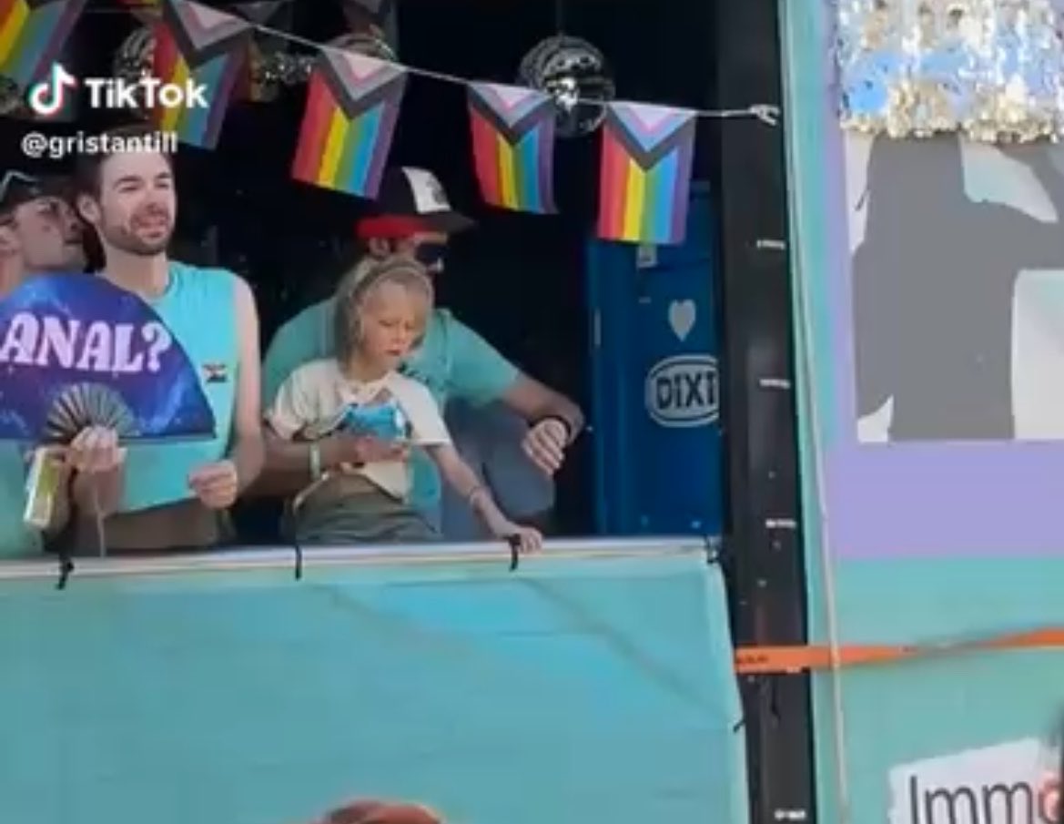 RealWuppi's tweet photo. Guck mal, Analsex Angebot und ein Kind auf dem CSD-Wagen von @Immobilienscout. 

Was passiert da? Wer ist der Mann mit dem schönen Fächer? Wer ist der Junge? 

#RedaktionsnetzwerkRechts https://t.co/FF5GCEW7Sc