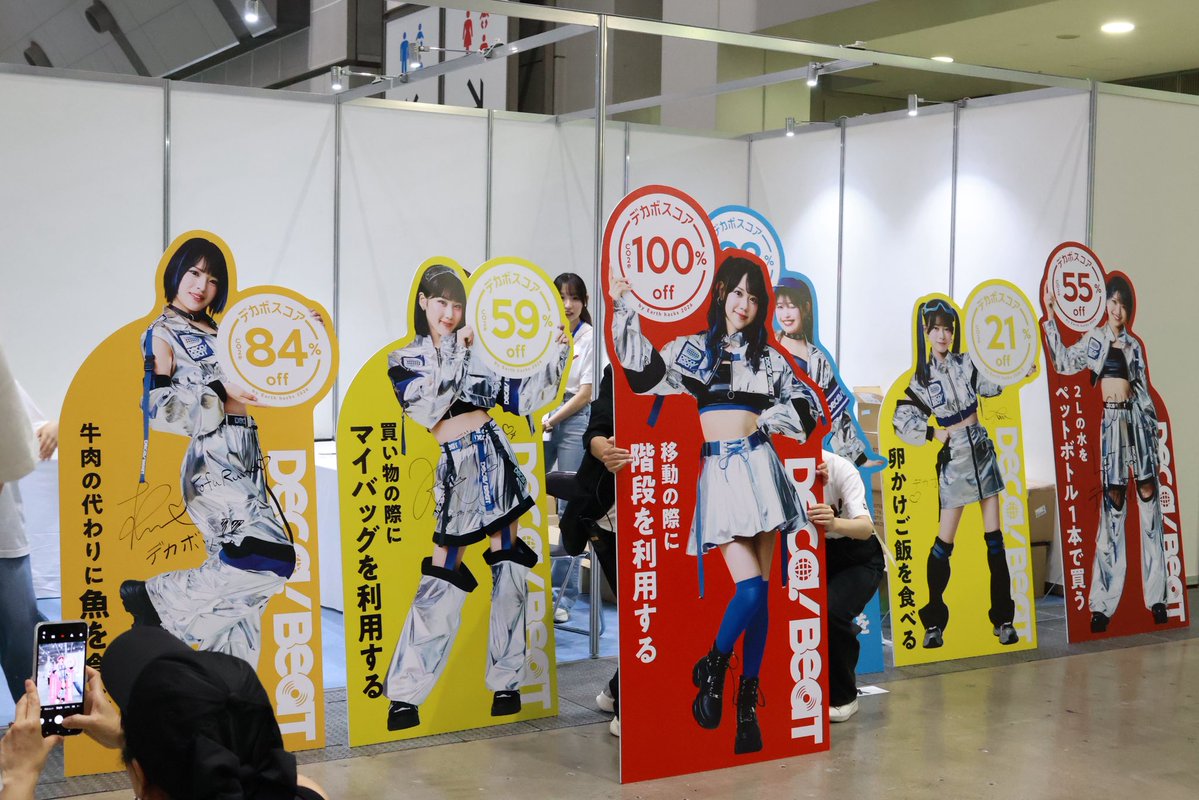 123tos_photo_4's tweet photo. これはパフォ終わりに米村姫良々さんのパネルが運��込まれてくるシーン
 #DECABEAT https://t.co/8Fae4IMxaI