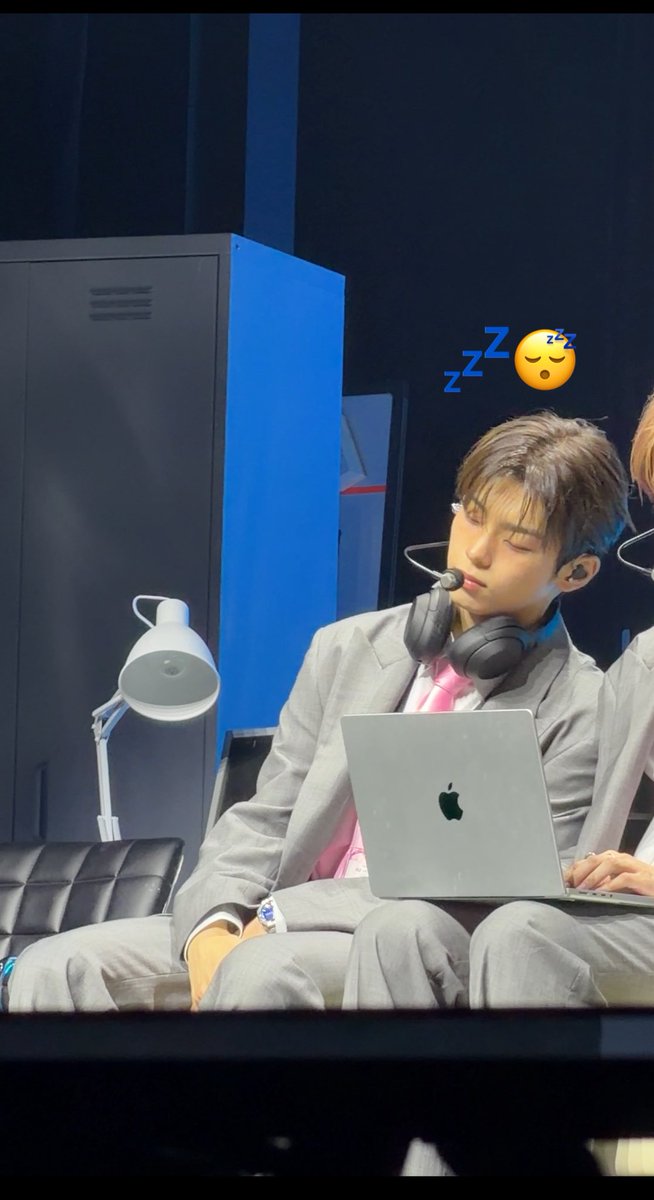 ppmy2nl's tweet photo. #82DE_휴가쓰겠습니
#82Office_Vacation 

주주가 되니 이런 느낌이네🫣🫣 진짜 재밌어요. 시즌마다 직원이 바뀌는 거 너무 웃겨요. (이렇게 잘생기고 유머러스한 동료가 있는 회사라면 매일 출근할 수 있을지도…?) 언제나처럼 커버 무대도 열심히 해주고 역시 82MAJOR다워요! 언제 다시 출근해요? https://t.co/WiuIDWm9MF