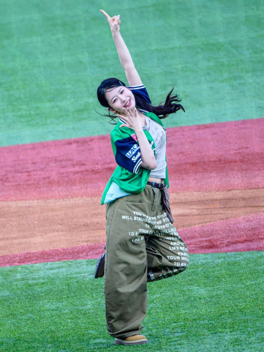 Pheniramin_san's tweet photo. MOMONAさん / ME:I

2026.7.26 📍明治神宮野球場

#ME_I
#MOMONA https://t.co/AogU1ltBfD