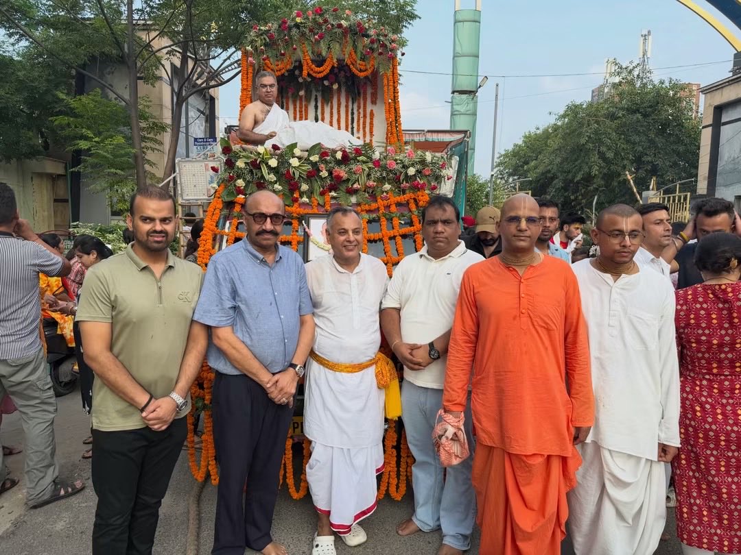 pappuofficial's tweet photo. 🚩 जय जगन्नाथ!
वृंदावन गार्डन में आयोजित श्री जगन्नाथ रथ यात्रा में शामिल होकर दिव्य आशीर्वाद प्राप्त करने का सौभाग्य मिला। प्रभु जगन्नाथ सभी पर अपनी कृपा बनाए रखें। 🙏
#Ashwanikumarpappu 
#AmritsarNorth #HalkaNorth
    #NayiSochNayaJosh #kanishdhammi https://t.co/mzj0kOmIkH
