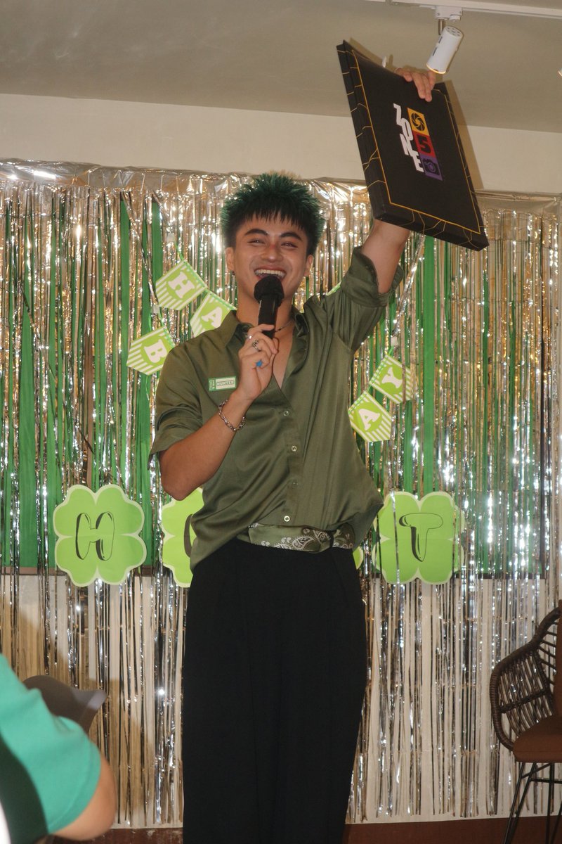 vinavalentin24's tweet photo. From the classroom to the spotlight, you did it! 🎤🎓 Keep hopping higher, sa aming bunso! 🐸💚 proud palagi :)<3

#6ENSEKerockNHunt 🍀
@6ENSEofficial #6ENSE #6ENSE_Hunter https://t.co/qCqryacYaW