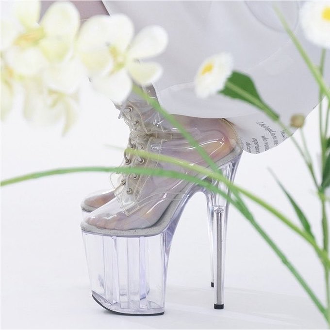 kiiitschi's tweet photo. been wanting kiiikiii to wear clear platform heels like taylor momsen’s for so long.. now look at what jiyu’s wearing 😭 https://t.co/CcHvKvyEq1