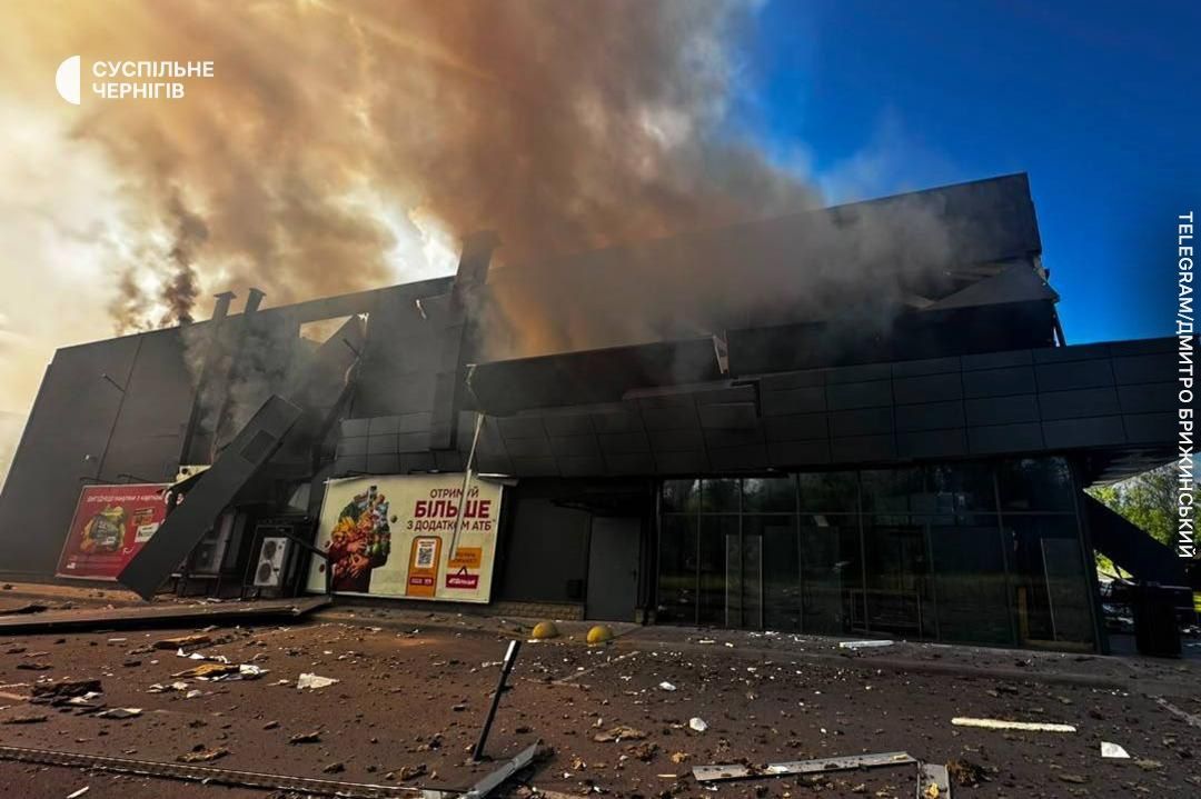 EuromaidanPress's tweet photo. A Russian drone has hit a supermarket in Chernihiv, and a 10-year-old was among those killed

The drone came down on an ATB grocery store in Chernihiv's ZAZ neighborhood, in northern Ukraine, on the afternoon of 26 July. The strike killed two people — one of them a 10-year-old child — and wounded seven others, one now in serious condition. Dmytro Bryzhynskyi, who heads the Chernihiv City Military Administration, tracked the toll as it climbed through the afternoon. Earlier the same day, a separate Russian strike set fire to the roof of a local business, though no one was hurt in that attack, Suspilne reported. 

📷 Suspilne
