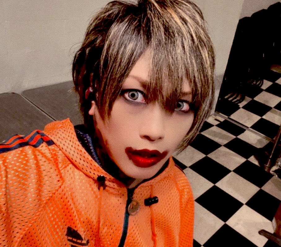 NankaiCom's tweet photo. 垂氏のお誕生日会🎂
知り合って5年ほどですが
一緒にステージに立てたらなぁと思っていて、この機会意外無い！と思い近々でお願いしたら二つ返事でオッケーしてくれた器に感服🐝
プロモーションや自分達の宣伝じゃなく我々は神輿に載せる気持ちでライブしやした🐝
ではまた8月4日に🌕それ以降は… https://t.co/Iqv0883VnK