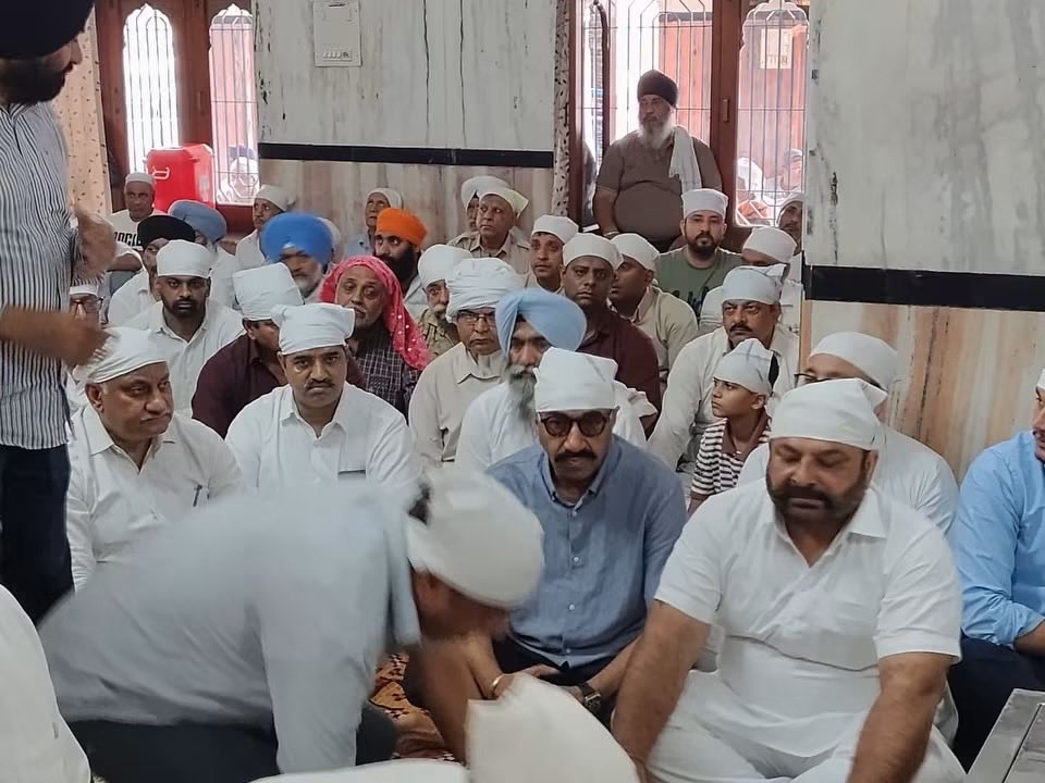 pappuofficial's tweet photo. ਅੱਜ ਹਲਕਾ ਸੈਂਟਰਲ ਤੋਂ ਬਲਾਕ ਪ੍ਰਧਾਨ ਮਨਜੀਤ ਬੌਬੀ ਜੀ ਦੇ ਮਾਤਾ ਸਰਦਾਰਨੀ ਜੋਗਿੰਦਰ ਕੌਰ ਜੀ ਦੀ ਅੰਤਿਮ ਅਰਦਾਸ ਵਿੱਚ ਹਾਜਿਰ ਹੋਕੇ ਪਰਿਵਾਰ ਨਾਲ ਦੁੱਖ ਸਾਂਝਾ ਕੀਤਾ।। ਪਰਮਾਤਮਾਂ ਵਿਛੜੀ ਰੂਹ ਨੂੰ ਆਪਣੇ ਚਰਨਾਂ ਵਿਚ ਨਿਵਾਸ ਬਖਸ਼ਣ ਅਤੇ ਪਰਿਵਾਰ ਨੂੰ ਭਾਣਾ ਮੰਨਣ ਦਾ ਬਲ ਬਖਸ਼ਣ।। https://t.co/nnkZaQvsyC