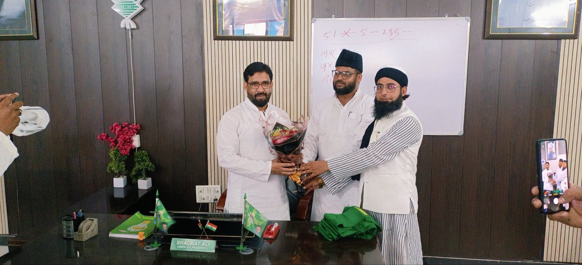imshaukatali's tweet photo. लखनऊ।आज AIMIM प्रदेश कार्यालय में पीस पार्टी के राष्ट्रीय कोषाध्यक्ष मौलाना अख़लाक़ नदवी साहब ने अपने समर्थकों के साथ ऑल इंडिया मजलिस-ए-इत्तेहादुल मुस्लिमीन (AIMIM) की सदस्यता ग्रहण की। उनके साथ पीस पार्टी के 14 और कांग्रेस के 16 नेताओं सहित विभिन्न दलों के कई प्रमुख पदाधिकारियों एवं कार्यकर्ताओं ने भी AIMIM की सदस्यता ली। सभी नए सदस्यों का पार्टी में स्वागत है।
 इस मौक़े पर AIMIM सेंट्रल अध्यक्ष जनाब शेख़ ताहिर सिद्दीकी साहब, बाराबंकी प्रभारी मोहम्मद इमरान खान साहब, सेंट्रल महासचिव खतिब अल्वी साहब, जिला अध्यक्ष मौलाना मसीहुर रहमान साहब और बाराबंकी की टीम मौजूद रही।

#AIMIM #AsaduddinOwaisi #ShaukatAli #AIMIMUttarPradesh #Lucknow