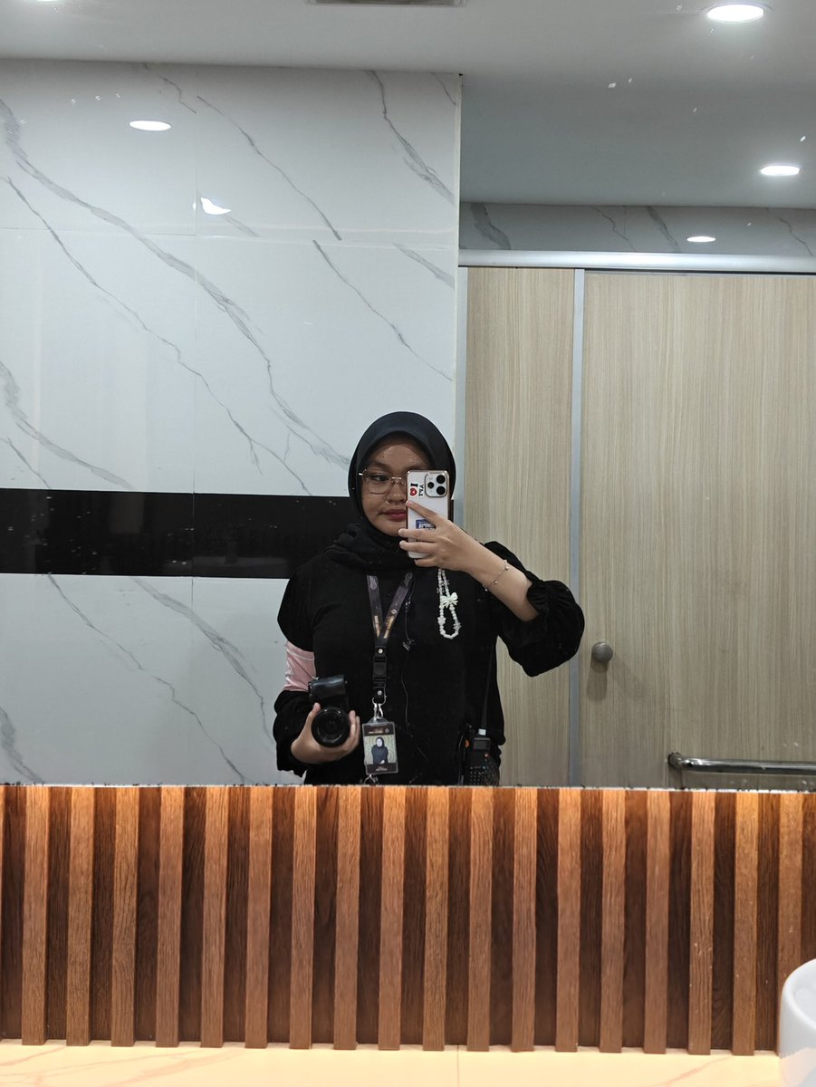 membeton's tweet photo. sibuk bgt kyk pejabat https://t.co/ie03f8HfhJ