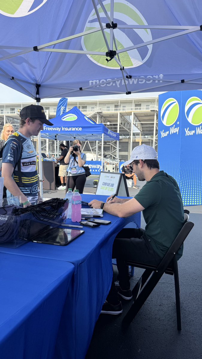 Daniel_SuarezG's tweet photo. Come say hi at the @Freeway_Ins activation in the fanzone! https://t.co/kddPw8GH7Q