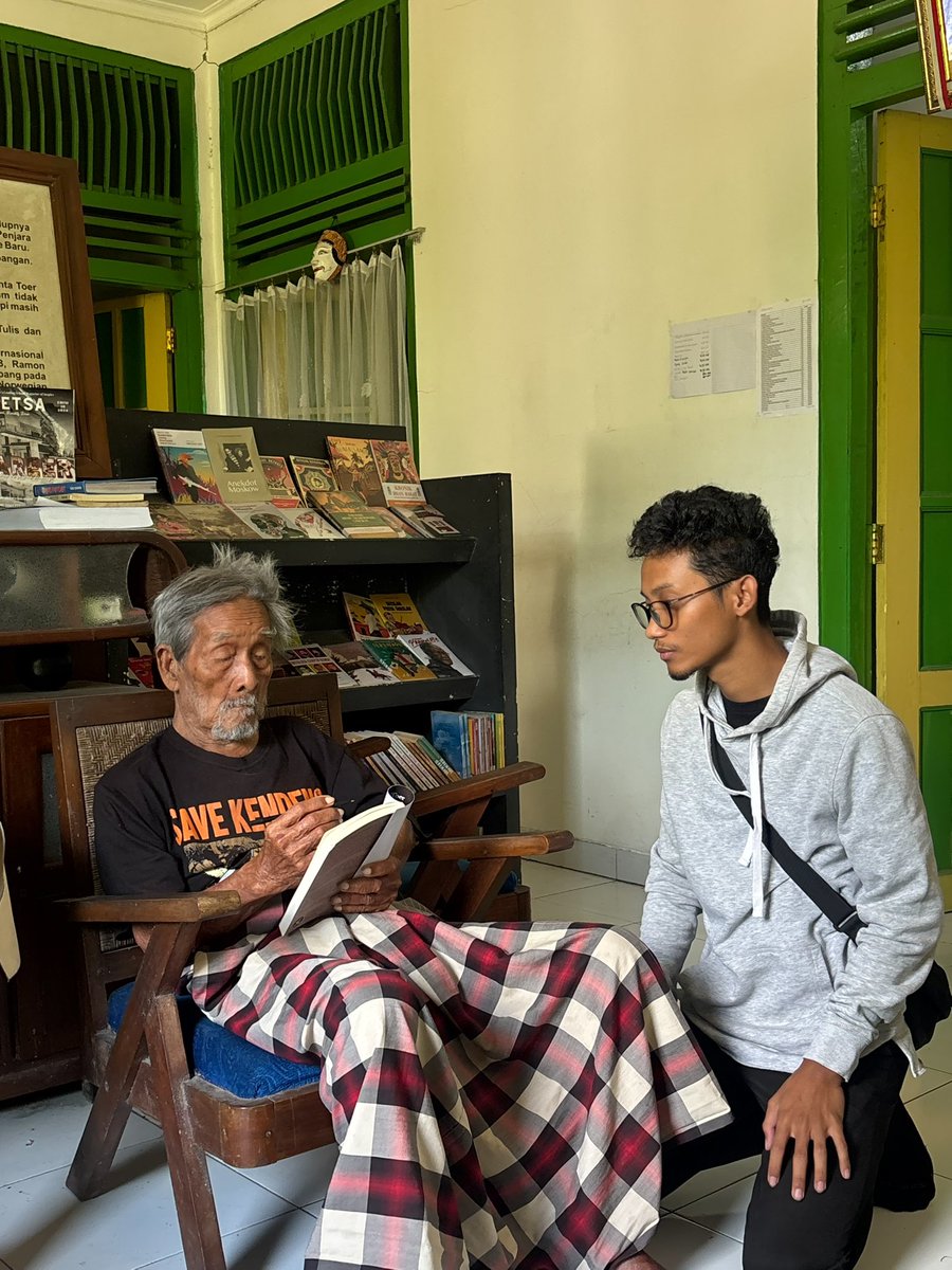 isninkhamiss's tweet photo. in books, the Toer family seems permanent..

then i meet Soesilo and encounter an elderly body carrying nearly nine decades of memory

i realize that the living bridge to Pram, Mastoer, and that entire intellectual generation is becoming very thin

But there is another side to it:
i met him while he was still here.

i heard his voice, saw his manner, and experienced something no biography can transmit. 

first thing he asked me was

"mahasiswa atau sarjana"

age made the encounter painful precisely because it made the encounter real. 

whatever small detail i remember

how he spoke, joked, sat, looked at the room, or treated me is now part of the living record too

thank you Toer family, for your incredible contribution to this nation