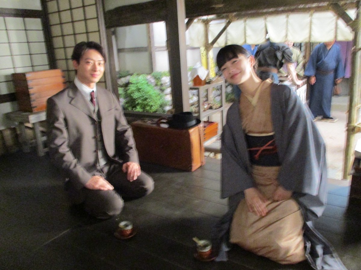 mikami_ai_'s tweet photo. 「風、薫る」第88回ありがとうございました。

よ、よ、横沢さん⁉️りんちゃんどうする⁉️

そんな二人のオフショット。

見上愛staff

#風薫る https://t.co/KOl6IeqMgn