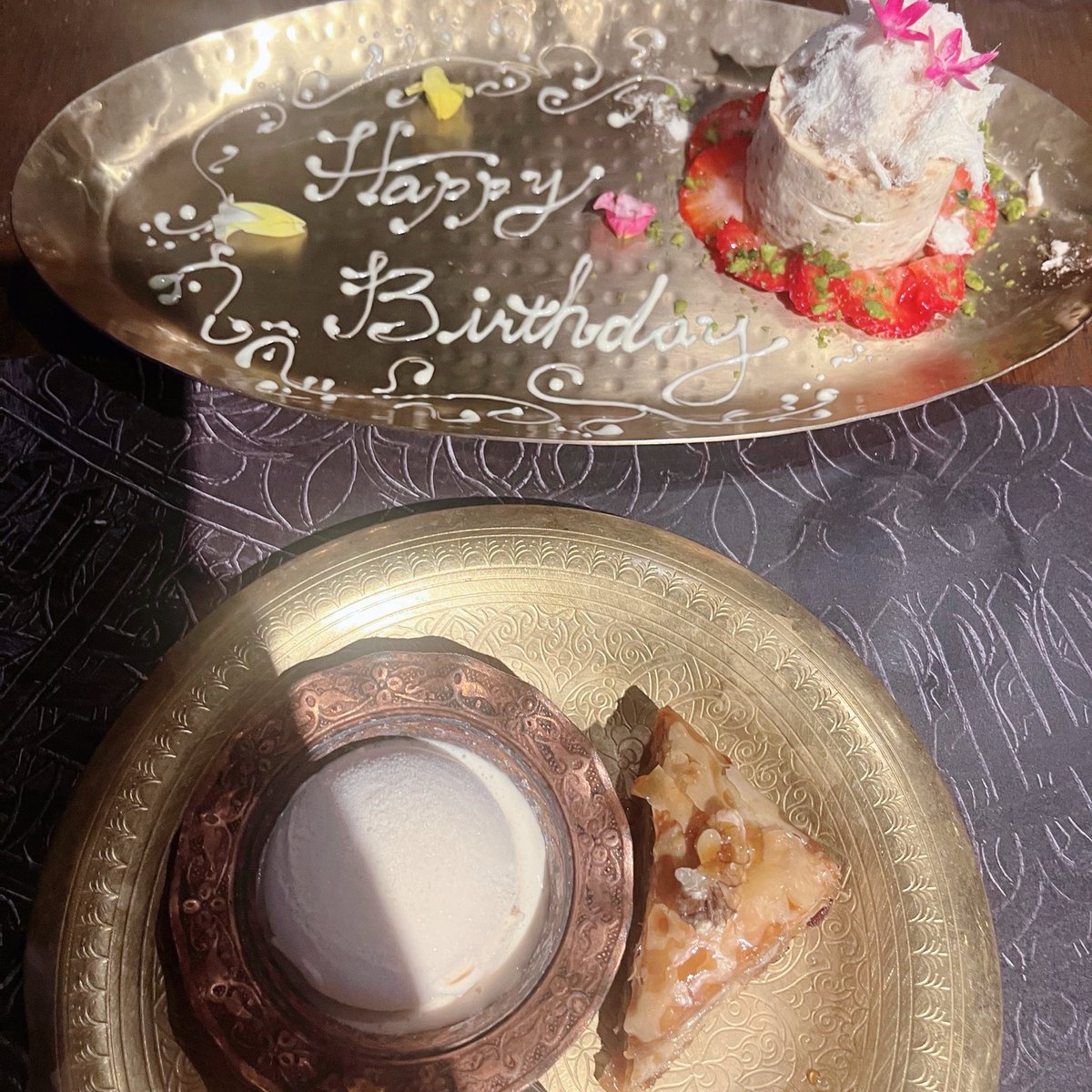ruirui_odd's tweet photo. とりさんにバースデー祝っていただきました💕
サプライズ誕生日プレゼントは煌帝国の新たな皇帝と己の王を定めた黒きマギ♪4対1だ話にならないアクキー♪本当に予想外の白龍の青龍刀(そんなことある！？) https://t.co/cNhRjW51bx
