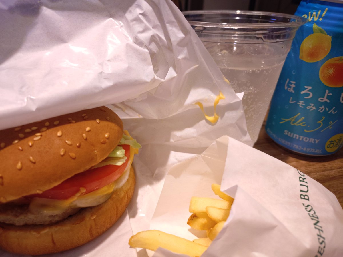8maimai5's tweet photo. バーキンラブもいいけど、フレッシュネスバーガーやっぱし美味い♡ https://t.co/0yKCBi2yrm