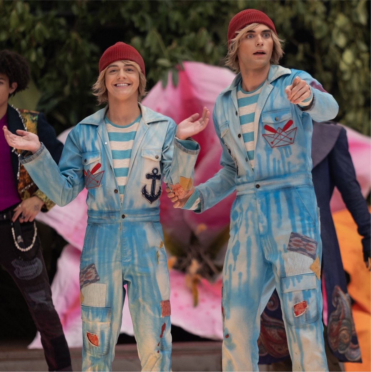 descendantstrr's tweet photo. 🚨 Pink reveals she has a crush on the Smee Twins in Episode 10 of Locker Diaries: Descendants https://t.co/qUEdMZvBP0