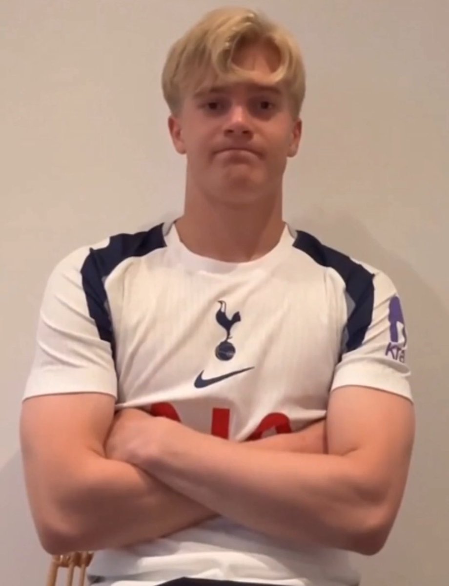 SorAtlas13's tweet photo. Why do they both look like they’re yearning for cock like they haven’t taken any in years https://t.co/WFVBNn5yXE