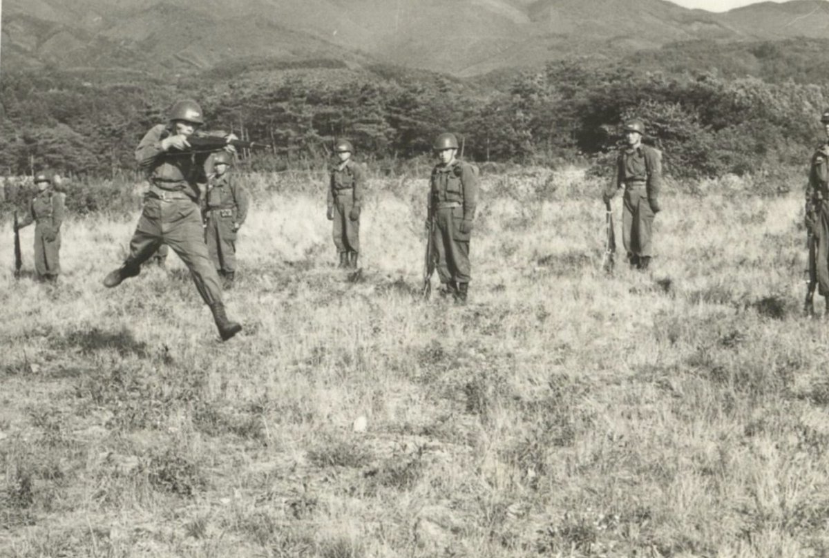 JeHChT's tweet photo. JGSDF Assault Fire Technique

JGSDF Basic Training Manual, 1960
Photo from a veteran of the 1st Battalion, 13th Regiment in the mid 1960s. https://t.co/RU2lezVSWx
