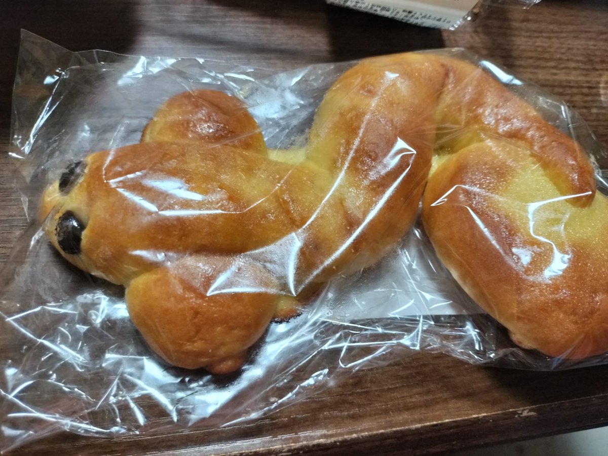 yaeh_usa's tweet photo. 土用の丑

母にうな重

私はうなぎパン(おやつ)

目がレーズンなんでPOLAが頭私はしっぽ　前はチョココーティングやったのに中にチョコクリームになってしまったー
パンが甘くておいしかった https://t.co/E1c5ni3GjV