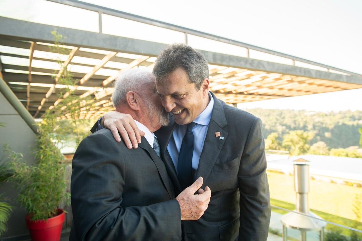 francaporiccio's tweet photo. Argentina🇦🇷 y Brasil🇧🇷 tienen una historia y un futuro común que nos demandan construir juntos y para eso la política necesita menos agravios y más sensibilidad a la hora de cuidar nuestros vínculos estratégicos para el bienestar de nuestro pueblo. Algunos lo entendieron bien. https://t.co/fkmOnT4wQ0