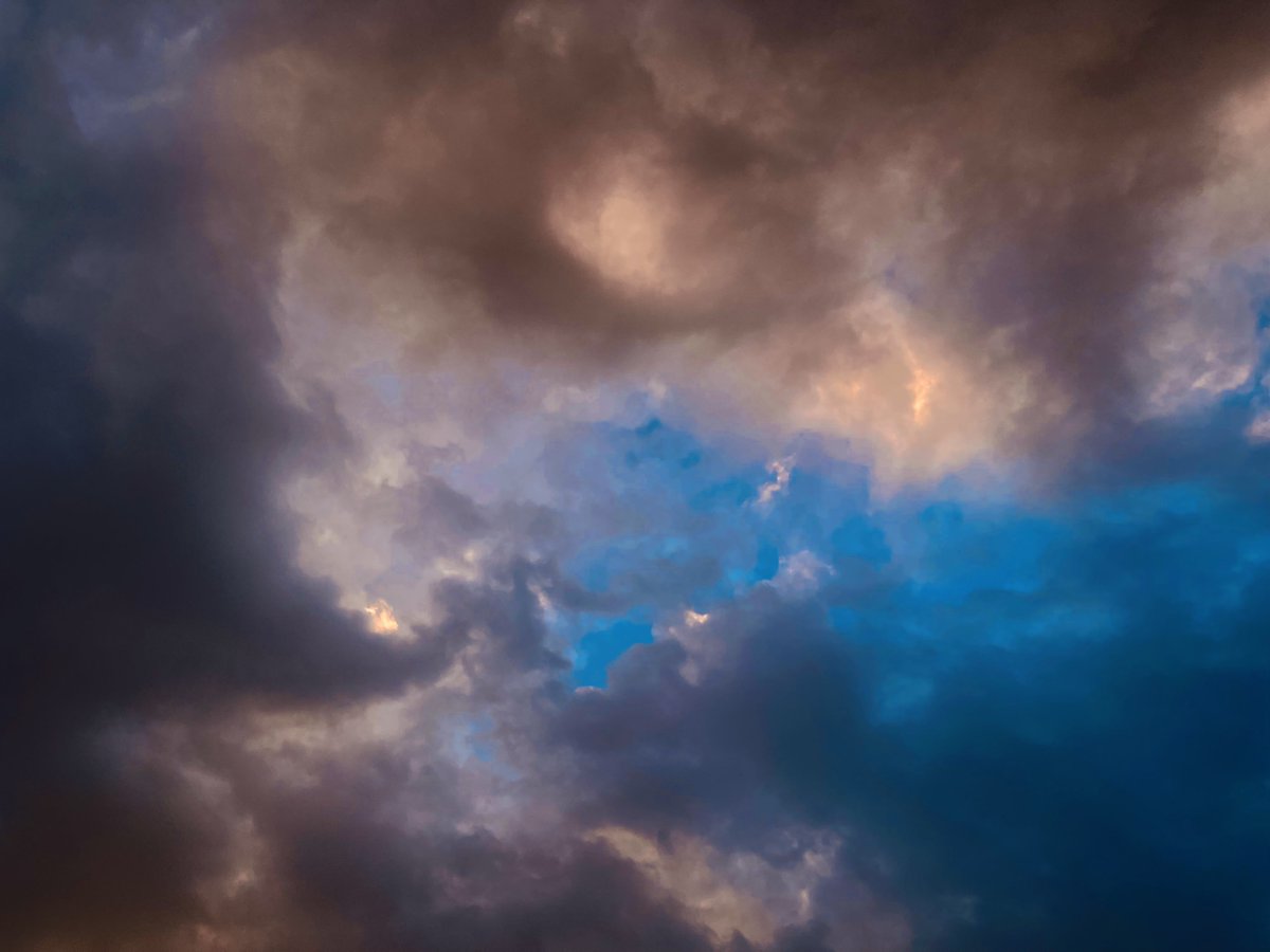 mansebanjaran's tweet photo. moon and hues https://t.co/6bcSE6lNER
