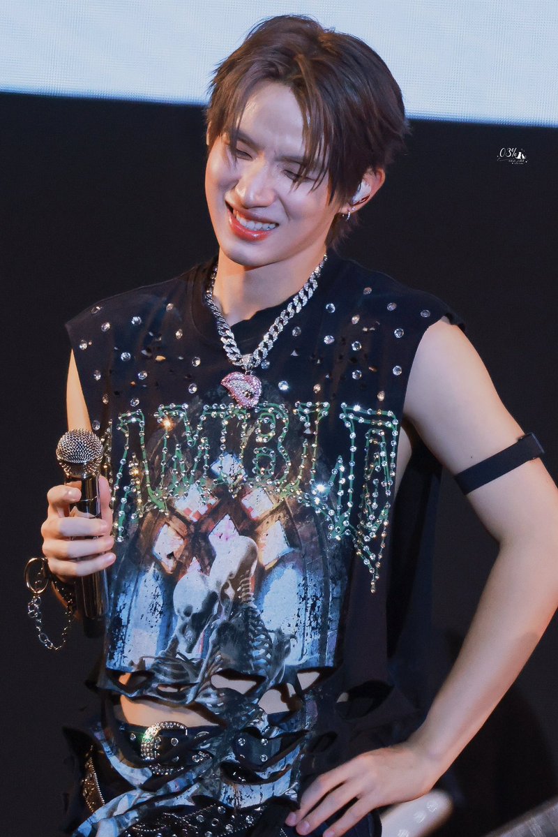 wblisly's tweet photo. นัทฮงสิ่งนี้เรียกว่าเสื้อได้อยู่ไหม5555555555 

#nnutdan #hongshihoshi
#nuthong #นัทฮง https://t.co/IZGJTnMsRg
