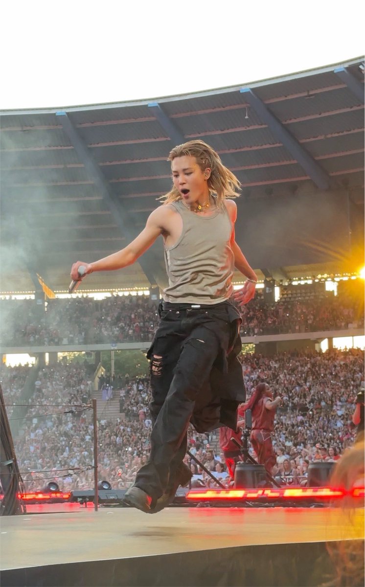 mikrokosmimin's tweet photo. I just discovered screenshotting concert videos and BYE, I’ll go touch some grass now 

(THE LAST ONE💀💀💀💀💀) 
(I can’t bother to watermark anything anymore so don’t be a weirdo) https://t.co/0ZRAXvtIzs