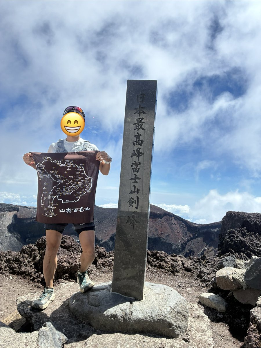trailrunner111's tweet photo. 山梨百名山、全百座目登頂！
足掛け五年の長い旅でしたが、最後は御殿場ルートからの富士山登頂で締めることが出来ました https://t.co/Kmf0hJmzJl