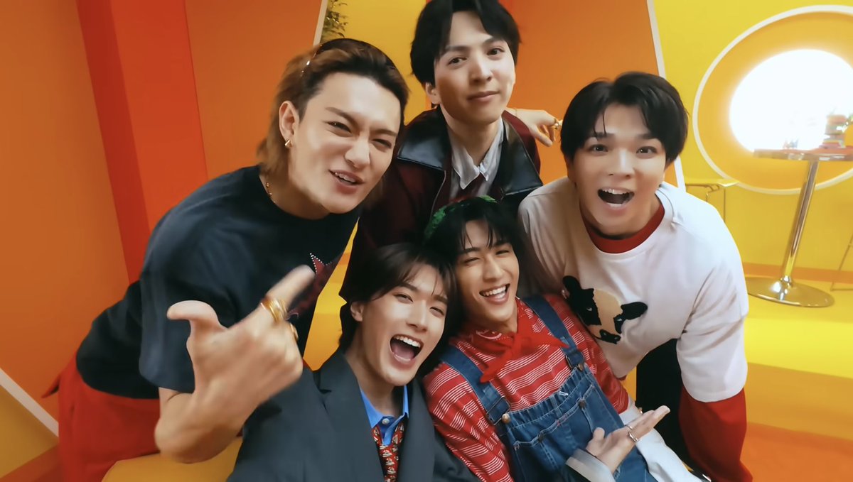 Remmus_N's tweet photo. やっぱ5人が固まって肩組んで仲良くしてるとこがYou!Joy!って感じで最高だよなぁ
#YouJoyParade
https://t.co/pUYSKgkGu8 https://t.co/8nGjdXk3IE
