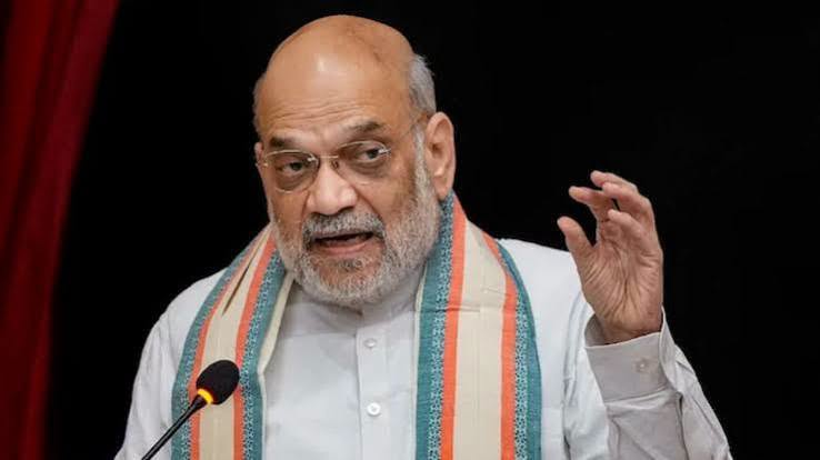 mukeshbudharwi's tweet photo. अब अमित शाह की जवाबदेही तय होनी चाहिए।
धर्मेंद्र प्रधान तो गए, अब अमित शाह को इन 12 सवालों के जवाब देने चाहिए और अगर वे नहीं देते हैं तो उन्हें हटाने का आंदोलन शुरू होना चाहिए।

1-वॉटर कैनन क्यों नहीं इस्तेमाल किए गए?
भारत में crowd control का graded response प्रोटोकॉल है—पहले कम हानिकारक तरीके (वॉटर कैनन)। इसे छोड़कर सीधे हिंसा पर जाना शांतिपूर्ण प्रबंधन की बजाय तुरंत हिंसा बढ़ाने का संकेत है।
2-कील वाली लाठियाँ क्यों इस्तेमाल हुईं?
वीडियो/रिपोर्ट्स में कुछ बैटन में कील लगे दिखे (Alt News आदि ने वीडियो की पुष्टि की)। यह सामान्य riot tool को घातक हथियार बना देता है, गंभीर चोटें पहुँचा सकता है। छात्रों (महिलाओं सहित) पर इस्तेमाल मानव अधिकार और पुलिस दिशानिर्देशों का उल्लंघन है। किसने अनुमति दी?

3-पेलेट गन फायरिंग का आदेश किसने दिया?
पेलेट गन अंतिम उपाय माना जाता है (स्थायी दृष्टि हानि, चोटों का जोखिम)। घायलों के मेडिकल रिपोर्ट्स/गवाहियों में धातु के पेलेट निकाले गए (पुलिस इनकार के बावजूद)। स्वास्थ्य मंत्री जे.पी. नड्डा ने एक पीड़ित से मुलाकात की। RAF (शाह के मंत्रालय के अधीन) द्वारा राष्ट्रीय राजधानी में इस्तेमाल चिंताजनक है। किसने मंजूरी दी और शाह ने क्या कार्रवाई की?

4-असमानुपातिक बल क्यों, खासकर पुरुष पुलिसकर्मियों द्वारा युवतियों पर हमला?
वीडियो में पुरुष अधिकारी महिला छात्रों को पीटते दिखे (प्रोटोकॉल के खिलाफ—महिलाओं को महिला पुलिस संभाले)। सिर पर लाठी, कपड़े फाड़ना आदि शांतिपूर्ण मार्च के मुकाबले अत्यधिक। जेंडर संवेदनशीलता और अनुपात का उल्लंघन।

5-सिविल ड्रेस में कुछ पुरुष बैटन लेकर पुलिस के साथ छात्रों को क्यों पीट रहे थे?
गवाह/वीडियो में सादे कपड़ों वाले अज्ञात व्यक्ति शामिल। राज्य-प्रायोजित गुंडागर्दी या plainclothes पुलिस की पहचान न बताकर हमला गैरकानूनी। उनकी पहचान और कार्रवाई क्या?

6-ज्यादातर पुलिसकर्मियों ने नेम टैब क्यों नहीं पहने?
पुलिस मैनुअल और अदालती आदेशों के अनुसार यूनिफॉर्म में नाम टैग अनिवार्य (जवाबदेही के लिए)। हटाना/छिपाना अत्यधिक बल से बचने की रणनीति लगता है। आदेश था या unofficial SOP?

7-महिला को पीटते दिखे वरिष्ठ पुलिस अधिकारी (संदीप लांबा) के खिलाफ क्या कार्रवाई हुई?
वायरल फुटेज में वरिष्ठ अधिकारी महिला प्रदर्शनकारी को मारते दिखे। सिर्फ ड्यूटी से हटाना काफी नहीं; सस्पेंशन, जाँच आदि मानक है। चुप्पी सरकार की जवाबदेही पर सवाल उठाती है।
8-उस दिन कितने टियर गैस शेल दागे गए और कहाँ?
जंतर मंतर/पार्लियामेंट स्ट्रीट जैसे घने इलाकों में indiscriminate इस्तेमाल स्वास्थ्य जोखिम पैदा करता है। संख्या और स्थान बताने से पता चलेगा कि बल अनुपातिक था या भागते छात्रों को निशाना बनाया।

9-पुलिस बैरिकेड्स पर बिजली का करंट?
Indian Express रिपोर्ट/वीजुअल्स में आरोप। अगर सही, तो proportionality से आगे जाकर संवैधानिक/कानूनी सवाल उठते हैं।

10-कितने लोगों को हिरासत में लिया गया और किन धाराओं में?
सैकड़ों छात्रों को हिरासत में लिया गया। परिवारों/वकीलों को सही जानकारी नहीं मिली। पूरी लिस्ट, धाराएँ, स्थान जारी करें। मनमानी हिरासत मौलिक अधिकारों का उल्लंघन।

11-घटनाओं की डिपार्टमेंटल या मजिस्ट्रियल जाँच का आदेश दिया गया है?
बड़े पैमाने पर चोटें (खोपड़ी फ्रैक्चर, पेलेट आदि) को देखते हुए स्वतंत्र, समयबद्ध जाँच जरूरी। आंतरिक पुलिस जाँच पर्याप्त नहीं। मजिस्ट्रियल/ज्यूडिशियल इन्क्वायरी चेन ऑफ कमांड उजागर करे। कानूनी निकायों ने भी “unprovoked and disproportionate” कहा है।
12-गृह मंत्रालय से अब तक कोई बयान क्यों नहीं आया?
मंत्रालय की चुप्पी जारी है, जबकि जवाबदेही वहीं से शुरू होती है।
-द वायर से साभार