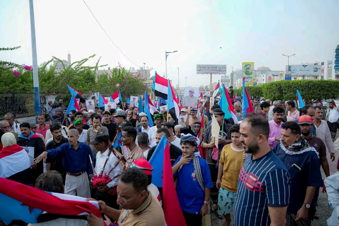 abn_msad66's tweet photo. وقفة ومسيرة جماهيرية حاشدة في المنصورة تؤكد رفض الوصاية وحرب الخدمات وتجدد التفويض للرئيس الزُبيدي

#سلطات_الوصايه_تقتحم_نقابات_الجنوب https://t.co/QG7s7cCcXE