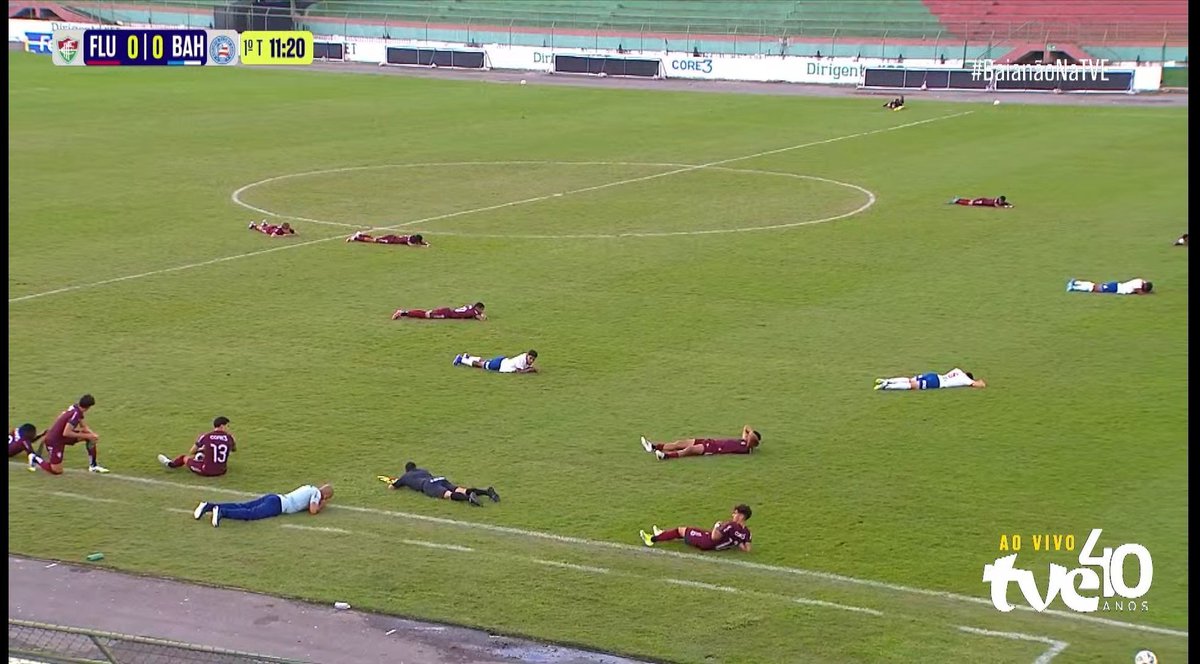JoaquinTeixeira's tweet photo. No campeonato baiano sub-20 os atletas do Fluminense de Feira de Santana e do Bahia aproveitaram para tirar uma soneca durante o jogo. Não é só futebol. https://t.co/yOuwHGdqyp