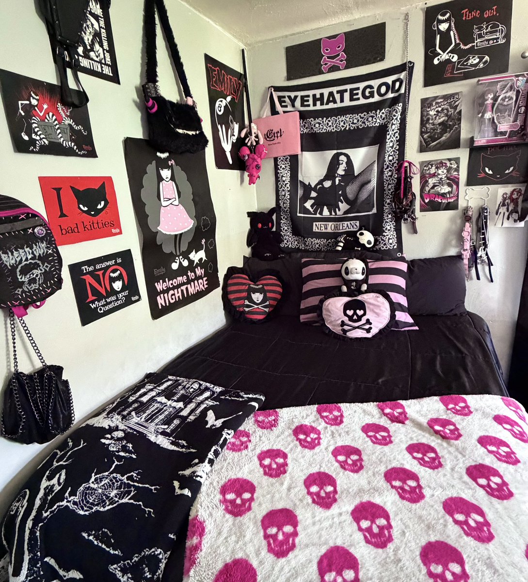 rubbrdolly's tweet photo. my nest https://t.co/xf4tAg394C