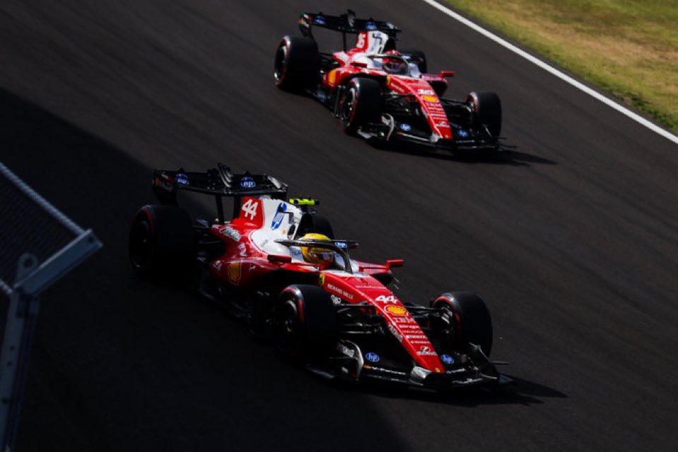 ferrarinewstr's tweet photo. 🏁 Ferrari Macaristan’da Çuvalladı. 

Charles Leclerc 👉 P4
Lewis Hamilton 👉 P5

Önce Leclerc startta gerilere düştü. Sonra takım sanal güvenlik aracı  arkasında iki aracı da pite alarak pozisyonları öndekilere bıraktı. Lewis de pitte hız sınırını aştı. VSC’den önce Antonelli ile iyi bir fark kapatmak üzereyken pit duvarı yine her şeyi berbat etti. 

Bu şekilde şampiyonluk savaşı verilmez. Rezalet.