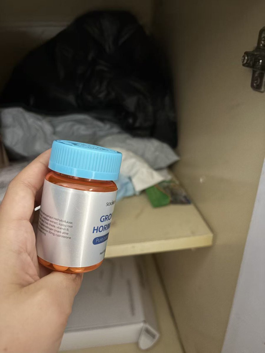 analiaro15's tweet photo. 把糖放到了不常用的柜子里，希望不会被找到吧！真的受够了这种东躲西藏的日子了 #男娘 https://t.co/OSzQlwdyhM